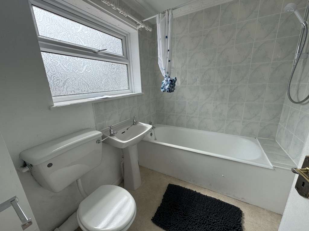 Lot: 63 - MIXED USE PROPERTY COMPRISING TWO COMMERCIAL UNITS AND THREE FLATS - 8C Bathroom